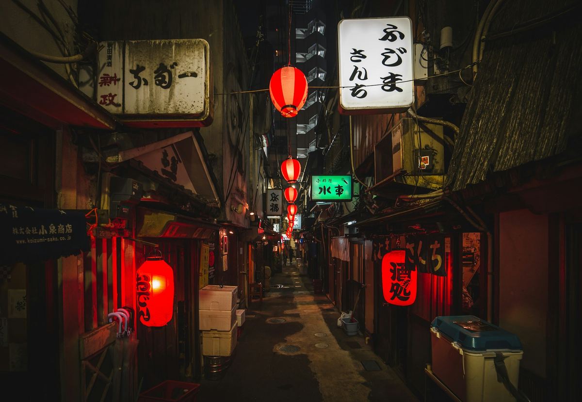 Lanterns in a Tokyo alley at night